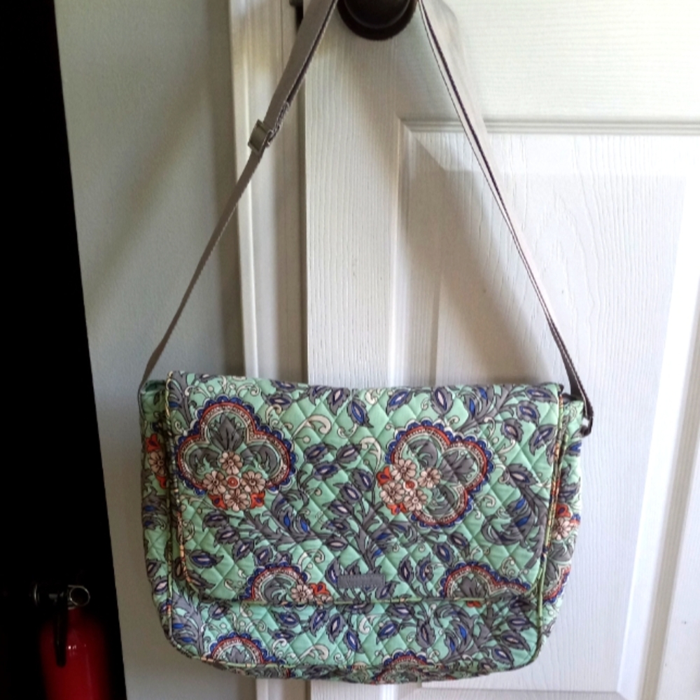 VERA BRADLEY " FAN FLOWER" LIGHTEN UP MESSENGER BAG